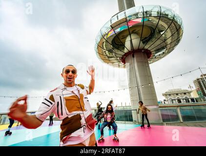 1 août 2023 Brighton Skate Crew au lancement de Roller Rink à Brighton i360 Brighton East Sussex, Royaume-Uni. Photo ©Julia Claxton Banque D'Images