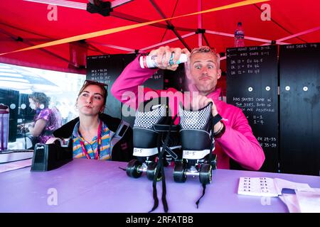 1 août 2023 nettoyage des bottes au lancement de Roller Rink à Brighton i360 Brighton East Sussex, Royaume-Uni. Photo ©Julia Claxton Banque D'Images