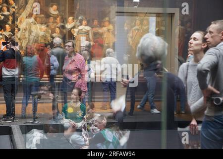 Les visiteurs se pressent autour de la veilleuse de nuit de Rembrandt au Rijksmuseum à Amsterdam Banque D'Images