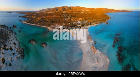 Grèce, Crète, Elafonisi Lagoon plage avec plage de sable rose et mer de Libye Banque D'Images