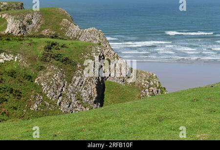 Falaises de calcaire surplombant la plage de Rhossili juste à côté du sentier qui mène vers le Worms Head et le Lookout Hut par une journée ensoleillée d'août. Banque D'Images