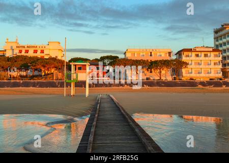 Lido di Jesolo,Veneto,Italie-9 février 2015:Plage et hôtels de Lido di Jesolo éclairé par les premiers rayons du soleil -station balnéaire populaire à la mer Adriatique près de Venise Banque D'Images