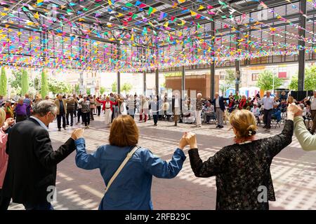 Figueres, Espagne, le 14 mai 2023 : des personnes non identifiées exécutent une danse de la sardane dans la rue de Figares, en Catalogne. Banque D'Images