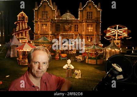 Portrait de Nick Park, créateur de personnages animés 'Wallace et Grommit' photographié avec une toile de fond qui est une scène de son film, 'Wallace et Grommit, la malédiction du lapin' dans ses studios Aardman, Bristol, Royaume-Uni. Banque D'Images