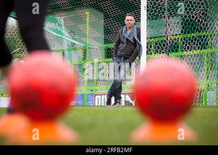 Portrait de Dale Vince, fondateur d'Ecotricity, Stroud et président du Forest Green Rovers football Club, photographié ici sur le terrain de football. Banque D'Images