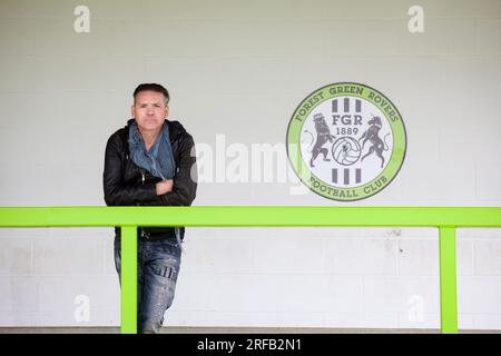 Portrait de Dale Vince, fondateur d'Ecotricity, Stroud et président du Forest Green Rovers football Club, photographié ici sur le terrain de football. Banque D'Images