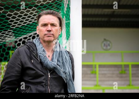 Portrait de Dale Vince, fondateur d'Ecotricity, Stroud et président du Forest Green Rovers football Club, photographié ici sur le terrain de football. Banque D'Images