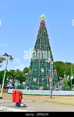Énorme arbre de Noël dans le centre de Paramaribo, Suriname Banque D'Images