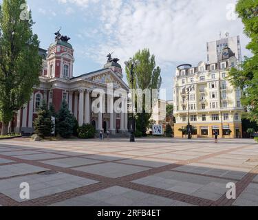 Théâtre national IIvan Vazov situé dans le jardin de la ville, dans la ville de Sofia, Bulgarie. 2 août 2023. Banque D'Images