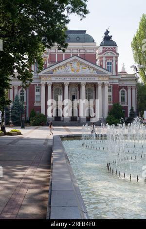 Théâtre national IIvan Vazov et fontaine d'eau situé dans le jardin de la ville, dans la ville de Sofia, Bulgarie. 2 août 2023. Banque D'Images