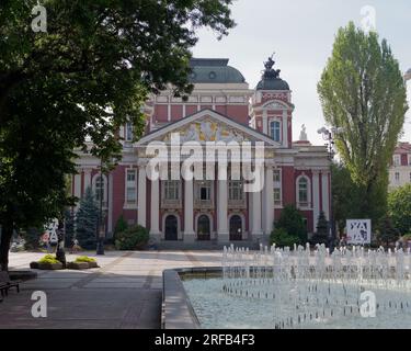 Théâtre national IIvan Vazov et fontaine d'eau situé dans le jardin de la ville, dans la ville de Sofia, Bulgarie. 2 août 2023. Banque D'Images