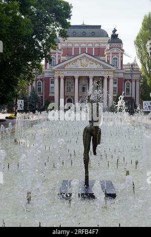 Théâtre national IIvan Vazov et fontaine d'eau situé dans le jardin de la ville, dans la ville de Sofia, Bulgarie. 2 août 2023. Banque D'Images