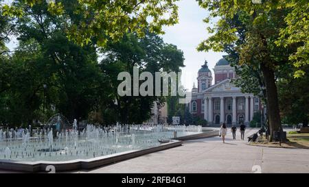 Théâtre national IIvan Vazov et fontaine d'eau situé dans le jardin de la ville, dans la ville de Sofia, Bulgarie. 2 août 2023. Banque D'Images