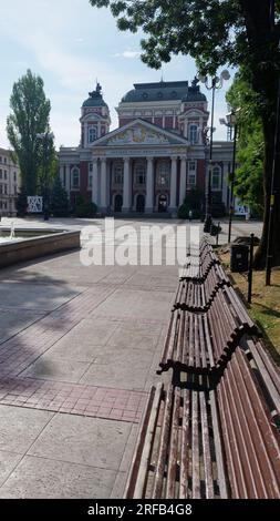 Théâtre national IIvan Vazov situé dans le jardin de la ville, dans la ville de Sofia, Bulgarie. 2 août 2023. Banque D'Images