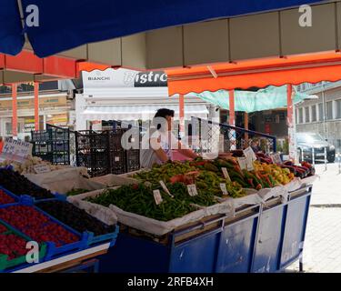 Zhenski Pazar alias marché des femmes alias Bazar des dames, qui fait partie de la zone de tolérance, dans la ville de Sofia, Bulgarie. 2 août 2023. Banque D'Images