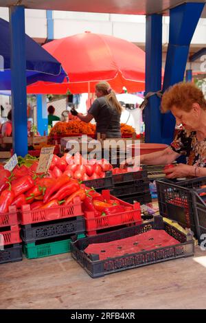 Zhenski Pazar alias marché des femmes alias Bazar des dames, qui fait partie de la zone de tolérance, dans la ville de Sofia, Bulgarie. 2 août 2023. Banque D'Images