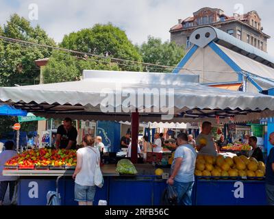 Zhenski Pazar alias marché des femmes alias Bazar des dames, qui fait partie de la zone de tolérance, dans la ville de Sofia, Bulgarie. 2 août 2023. Banque D'Images