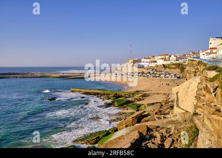 La plage et le village d'Ericeira donnent sur l'océan Atlantique.Portugal Banque D'Images