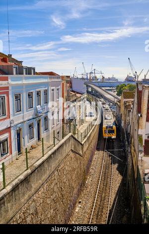 Le quartier traditionnel des pêcheurs de Fontainhas, les quais et le chemin de fer. Setubal, Portugal Banque D'Images