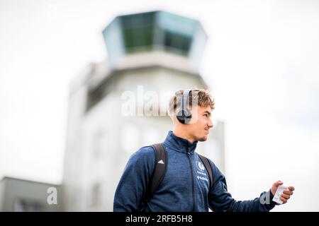 Zilina, Slovaquie. 02 août 2023. Yari Stevens photographié lors du départ de l'équipe belge de football KAA Gent le mercredi 02 août 2023, à l'aéroport de Zilina, en Slovaquie. L'équipe se prépare pour le match de demain contre le club slovaque Zilina, le deuxième tour de qualification des quarts de finale de la compétition UEFA Europa Conference League. BELGA PHOTO JASPER JACOBS crédit : Belga News Agency/Alamy Live News Banque D'Images