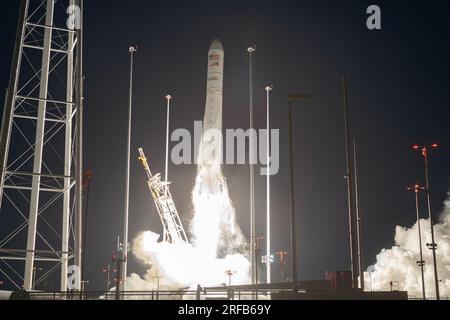 Antares 230+ NG-19 Liftoff Banque D'Images