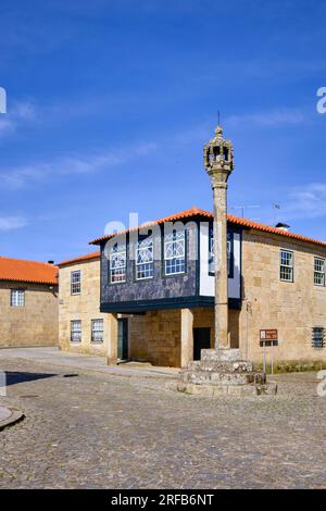 Centre historique de Sernancelhe. Le pillori du 16e siècle et une belle maison médiévale. Sernancelhe, Beira Alta. Portugal Banque D'Images