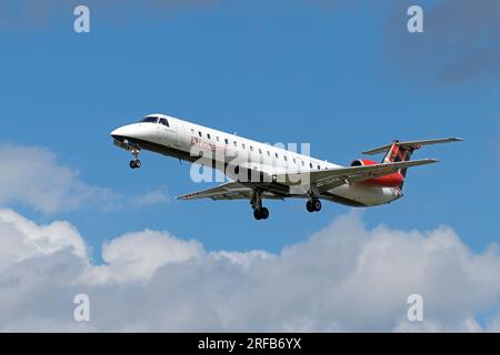 Avion Logan Air Embraer ERJ-145EP atterrissant à l'aéroport de Londres Heathrow. Londres - 1 août 2023 Banque D'Images