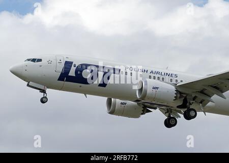 Lot Polish Airlines atterrit à l'aéroport de Londres Heathrow. Londres - 1 août 2023 Banque D'Images