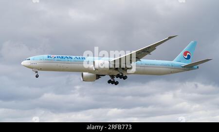 Korean Air Boeing 777 atterrissant à l'aéroport de Londres Heathrow. Londres - 1 août 2023 Banque D'Images