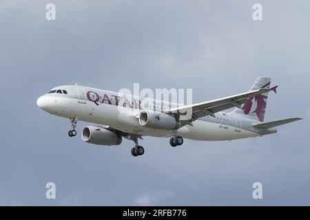 Qatar Airbus A320 atterrissant à l'aéroport de Londres Heathrow. Londres - 1 août 2023 Banque D'Images