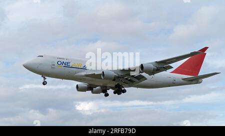 Un avion cargo Air Boeing 747 atterrissant à l'aéroport de Londres Heathrow. Londres - 1 août 2023 Banque D'Images