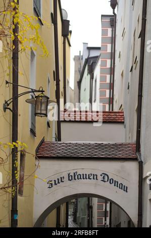 Passau, Bavière, Allemagne. 07 novembre 2015. Petite Messergasse à Passau Banque D'Images