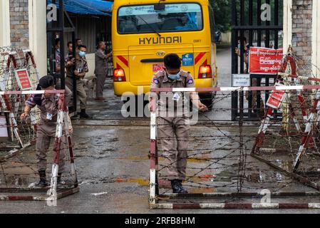 Yangon, Myanmar. 01 août 2023. Les agents pénitentiaires préparent la libération des détenus du Département correctionnel d ' Insein à Yangon. L'armée du Myanmar a décrété une amnistie pour plus de 7 500 détenus dans tout le pays dans le cadre de la commémoration du jour de la pleine lune de Waso. L'ancienne dirigeante du Myanmar, Aung San Suu Kyi, a obtenu des grâces pour cinq des 19 chefs d'accusation, réduisant de six ans sa peine de 33 ans, tandis que l'ancien président Win Myint a obtenu deux de ses chefs d'accusation, ce qui a entraîné une réduction de sa peine de prison. Crédit : SOPA Images Limited/Alamy Live News Banque D'Images