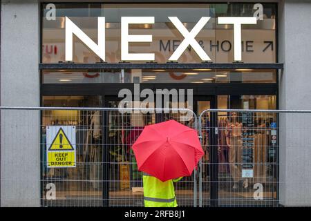 Dommages matériels à Preston Lancashire. UK Météo 02 août 2023 . Heras clôture autour du périmètre de la chaussée du magasin Next alors que le bâtiment subit des dommages causés par la tempête à Fishergate. Des avertissements de temps violent jaunes ont été émis en raison des vents forts et des orages prévus au Royaume-Uni. Les prévisionnistes disent qu'il pourrait y avoir des dommages aux bâtiments et aux structures de la foudre frappent crédit. MediaWorldImages/AlamyLiveNews Banque D'Images