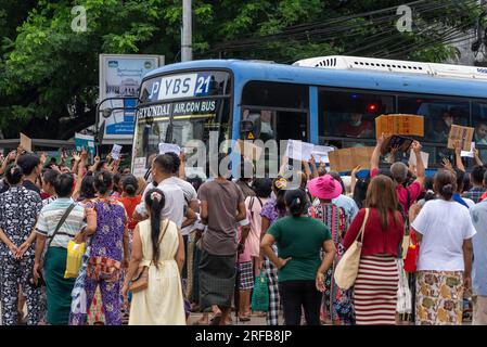 Yangon, Myanmar. 01 août 2023. Des membres de la famille agitent autour d'un bus transportant des détenus à Yangon. L'armée du Myanmar a décrété une amnistie pour plus de 7 500 détenus dans tout le pays dans le cadre de la commémoration du jour de la pleine lune de Waso. L'ancienne dirigeante du Myanmar, Aung San Suu Kyi, a obtenu des grâces pour cinq des 19 chefs d'accusation, réduisant de six ans sa peine de 33 ans, tandis que l'ancien président Win Myint a obtenu deux de ses chefs d'accusation, ce qui a entraîné une réduction de sa peine de prison. Crédit : SOPA Images Limited/Alamy Live News Banque D'Images