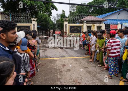 Yangon, Myanmar. 01 août 2023. Les membres de la famille se rassemblent devant le Département correctionnel d'Insein à Yangon. L'armée du Myanmar a décrété une amnistie pour plus de 7 500 détenus dans tout le pays dans le cadre de la commémoration du jour de la pleine lune de Waso. L'ancienne dirigeante du Myanmar, Aung San Suu Kyi, a obtenu des grâces pour cinq des 19 chefs d'accusation, réduisant de six ans sa peine de 33 ans, tandis que l'ancien président Win Myint a obtenu deux de ses chefs d'accusation, ce qui a entraîné une réduction de sa peine de prison. Crédit : SOPA Images Limited/Alamy Live News Banque D'Images