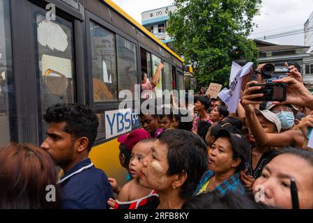 Yangon, Myanmar. 01 août 2023. Les membres de la famille se rassemblent autour d’un bus transportant des détenus à Yangon. L'armée du Myanmar a décrété une amnistie pour plus de 7 500 détenus dans tout le pays dans le cadre de la commémoration du jour de la pleine lune de Waso. L'ancienne dirigeante du Myanmar, Aung San Suu Kyi, a obtenu des grâces pour cinq des 19 chefs d'accusation, réduisant de six ans sa peine de 33 ans, tandis que l'ancien président Win Myint a obtenu deux de ses chefs d'accusation, ce qui a entraîné une réduction de sa peine de prison. Crédit : SOPA Images Limited/Alamy Live News Banque D'Images