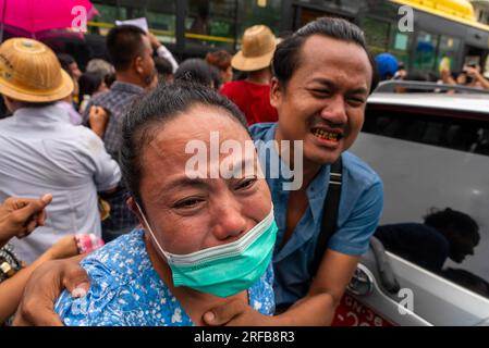 Yangon, Myanmar. 01 août 2023. Une femme pleure avec un parent à sa libération du Département correctionnel d ' Insein à Yangon. L'armée du Myanmar a décrété une amnistie pour plus de 7 500 détenus dans tout le pays dans le cadre de la commémoration du jour de la pleine lune de Waso. L'ancienne dirigeante du Myanmar, Aung San Suu Kyi, a obtenu des grâces pour cinq des 19 chefs d'accusation, réduisant de six ans sa peine de 33 ans, tandis que l'ancien président Win Myint a obtenu deux de ses chefs d'accusation, ce qui a entraîné une réduction de sa peine de prison. (Photo de Aung Thu/SOPA Images/Sipa USA) crédit : SIPA USA/Alamy Live News Banque D'Images