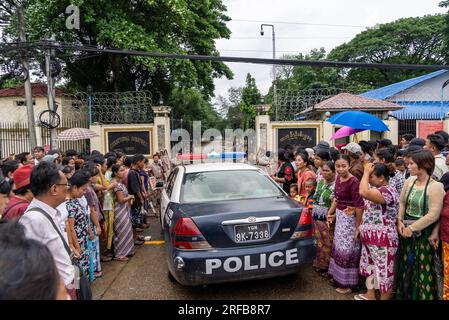 Yangon, Myanmar. 01 août 2023. Une voiture de police entre dans le Département correctionnel d ' Insein à Yangon. L'armée du Myanmar a décrété une amnistie pour plus de 7 500 détenus dans tout le pays dans le cadre de la commémoration du jour de la pleine lune de Waso. L'ancienne dirigeante du Myanmar, Aung San Suu Kyi, a obtenu des grâces pour cinq des 19 chefs d'accusation, réduisant de six ans sa peine de 33 ans, tandis que l'ancien président Win Myint a obtenu deux de ses chefs d'accusation, ce qui a entraîné une réduction de sa peine de prison. (Photo de Aung Thu/SOPA Images/Sipa USA) crédit : SIPA USA/Alamy Live News Banque D'Images