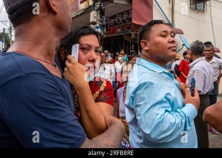 Yangon, Myanmar. 01 août 2023. Une femme détient un membre de sa famille à sa libération du Département correctionnel d ' Insein à Yangon. L'armée du Myanmar a décrété une amnistie pour plus de 7 500 détenus dans tout le pays dans le cadre de la commémoration du jour de la pleine lune de Waso. L'ancienne dirigeante du Myanmar, Aung San Suu Kyi, a obtenu des grâces pour cinq des 19 chefs d'accusation, réduisant de six ans sa peine de 33 ans, tandis que l'ancien président Win Myint a obtenu deux de ses chefs d'accusation, ce qui a entraîné une réduction de sa peine de prison. (Photo de Aung Thu/SOPA Images/Sipa USA) crédit : SIPA USA/Alamy Live News Banque D'Images