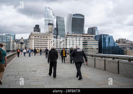 Londres, Royaume-Uni. 2 août 2023. Les gens traversent le London Bridge dans la Cité de Londres. L'extérieur de la Banque d'Angleterre. Dans une tentative de freiner l'inflation, le comité de politique monétaire (CPM) de la Banque d'Angleterre devrait annoncer une augmentation du taux de base de 5,00% à 5,25%, bien que certains spéculent une hausse à 5,5%. Ce serait la 14e augmentation consécutive, alors que le ppm tente de ramener l'inflation vers son objectif de 2 %. Une hausse du taux d'intérêt rendra les emprunts plus coûteux et dissuadera les dépenses. Crédit : Stephen Chung / Alamy Live News Banque D'Images