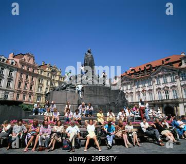 République tchèque. Prague ville. Touristes assis autour du monument Jan Hus. Banque D'Images