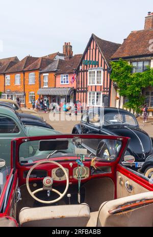 Royaume-Uni, Angleterre, Suffolk, Lavenham, Market Square, VW Beetles Banque D'Images