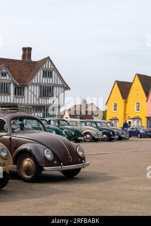 Royaume-Uni, Angleterre, Suffolk, Lavenham, Market Square, VW Beetles Banque D'Images