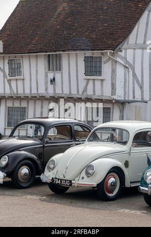 Royaume-Uni, Angleterre, Suffolk, Lavenham, Market Square, VW Beetles Banque D'Images