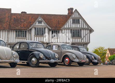 Royaume-Uni, Angleterre, Suffolk, Lavenham, Market Square, VW Beetles Banque D'Images