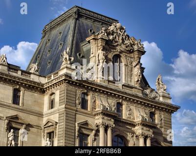 Le magnifique bâtiment qui abrite le musée du Louvre à Paris, en France, l'un des musées les plus célèbres au monde Banque D'Images