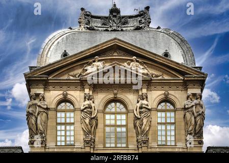 Le magnifique bâtiment qui abrite le musée du Louvre à Paris, en France, l'un des musées les plus célèbres au monde Banque D'Images