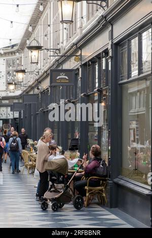 Barker Tea Rooms dans la High St Arcade à Cardiff, pays de Galles, Royaume-Uni, groupe familial assis à l'extérieur. Banque D'Images