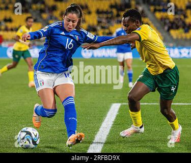 Wellington, Wellington, Nouvelle-Zélande. 2 août 2023. Giulia Dragoni (Italie) affronte Noko Matlou o Afrique du Sud lors du match de la coupe du monde féminine de la FIFA 2023 Groupe G entre l'Afrique du Sud et l'Italie au stade régional Wellington à Wellington, Nouvelle-Zélande (image de crédit : ©James Foy/Alamy Live News) Banque D'Images
